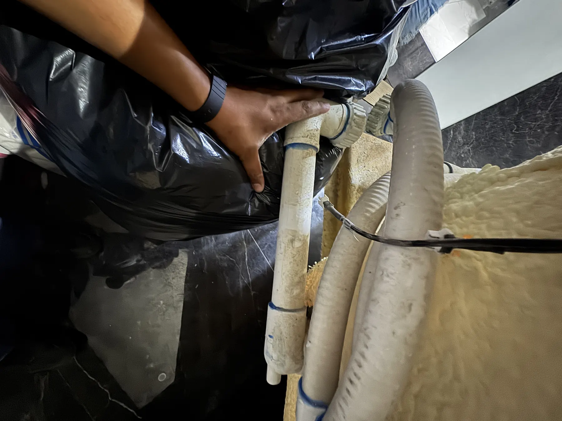 Revisión de tuberías en un cuarto de máquinas