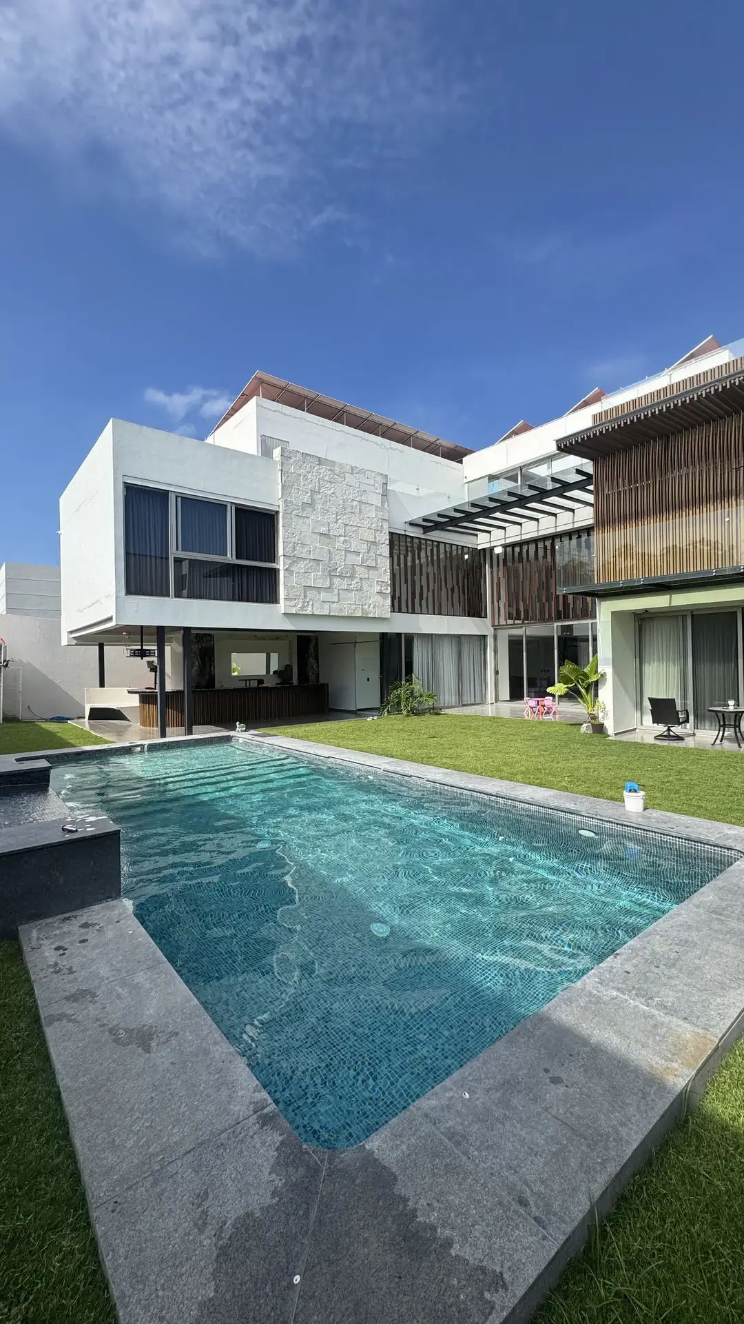 Alberca residencial limpia con agua cristalina en Guadalajara