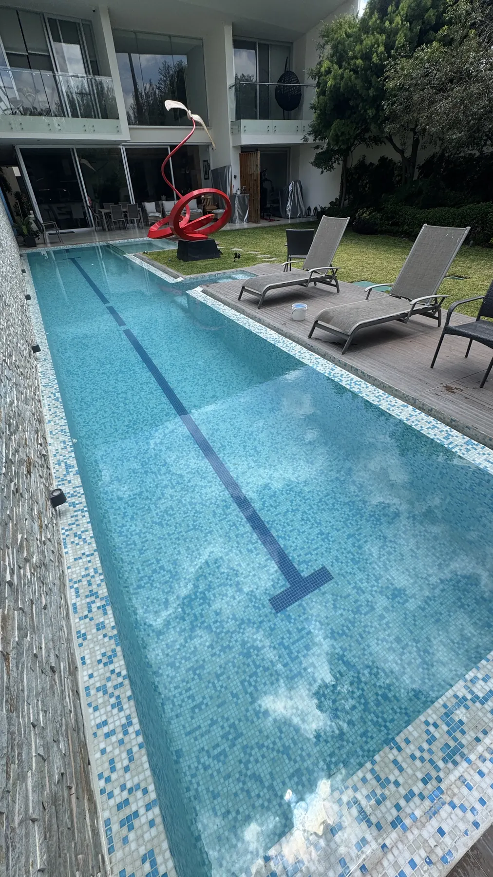 Carril de nado con agua cristalina después del mantenimiento