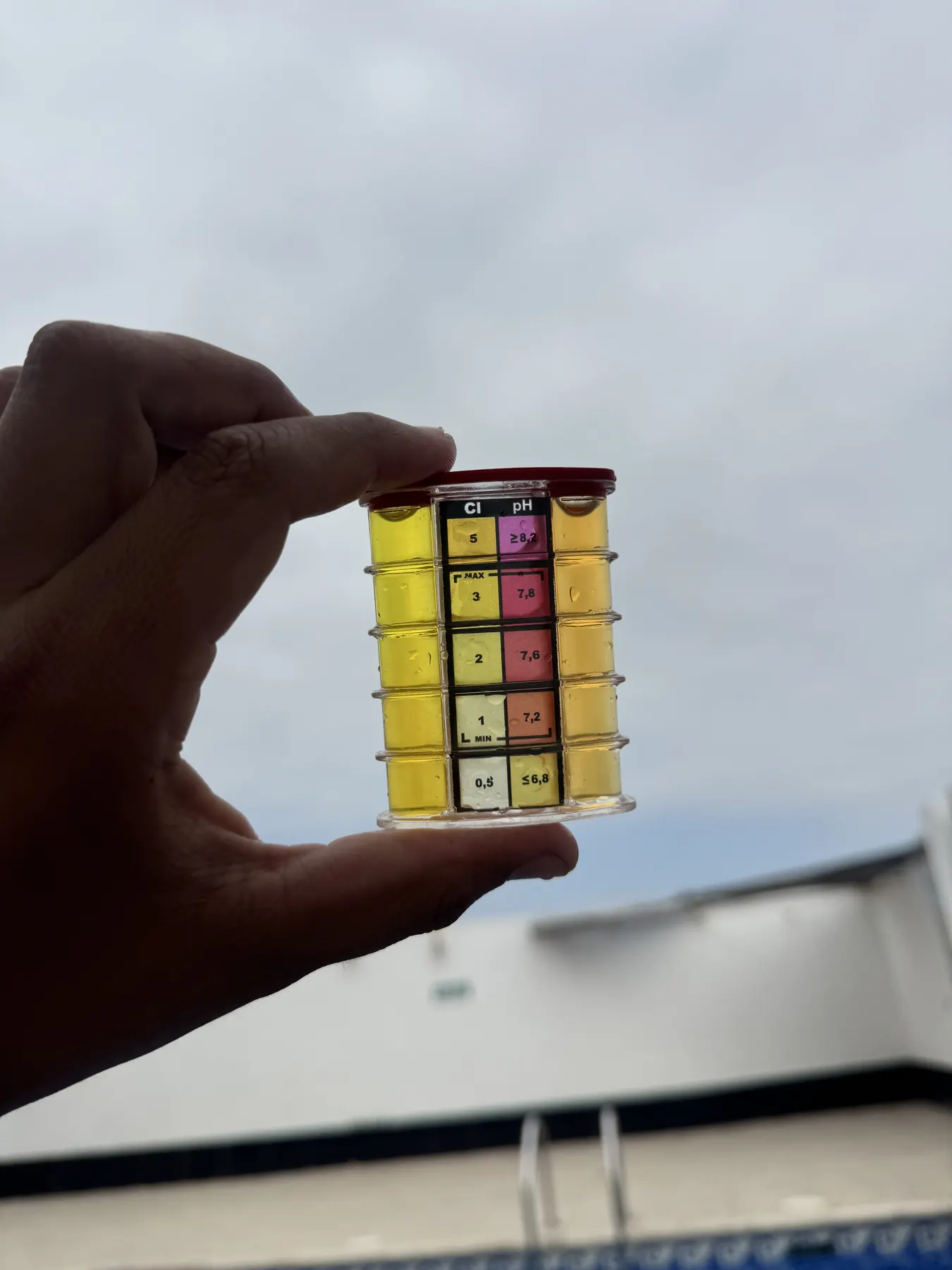 Analizador de cloro y pH que se usa en cada visita