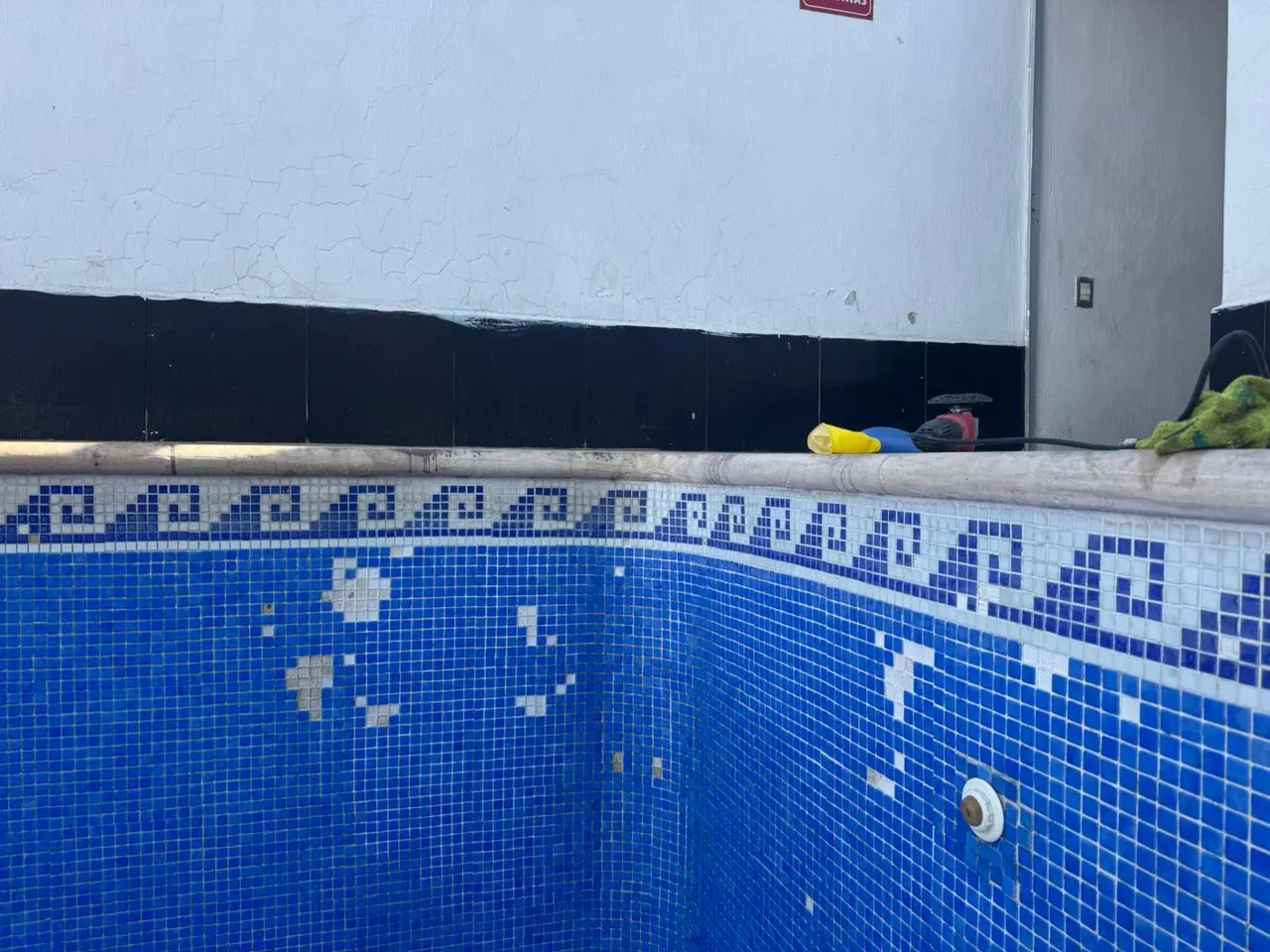 Cenefa de veneciano con piezas faltantes antes de reponer