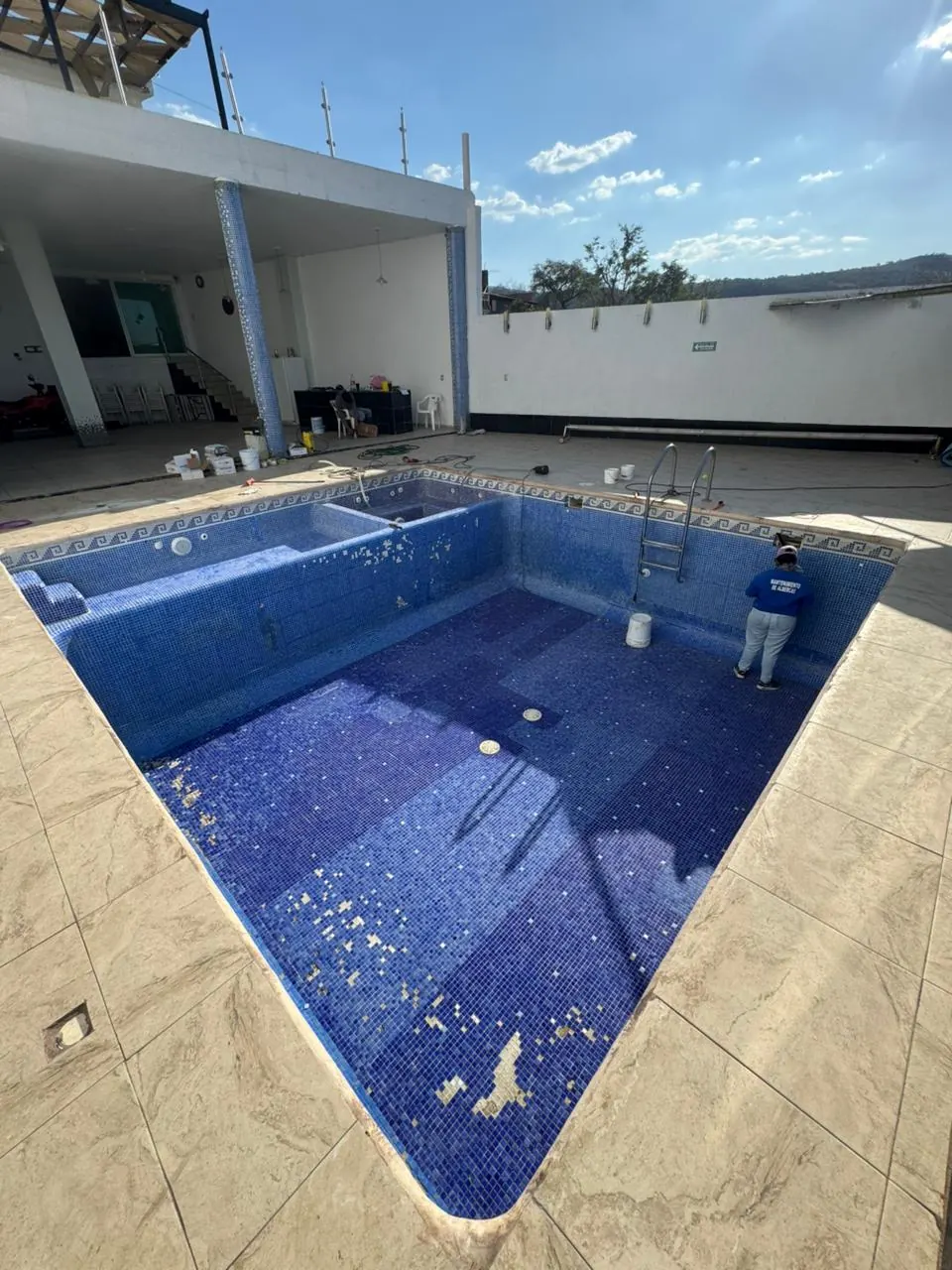 Reposición de veneciano azul en una alberca